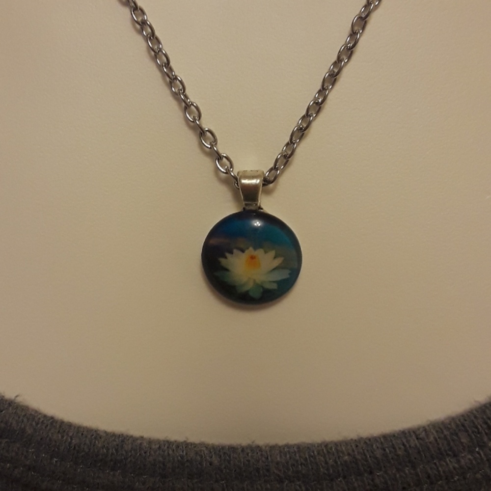 Lilly necklace - Picture 3 of 4